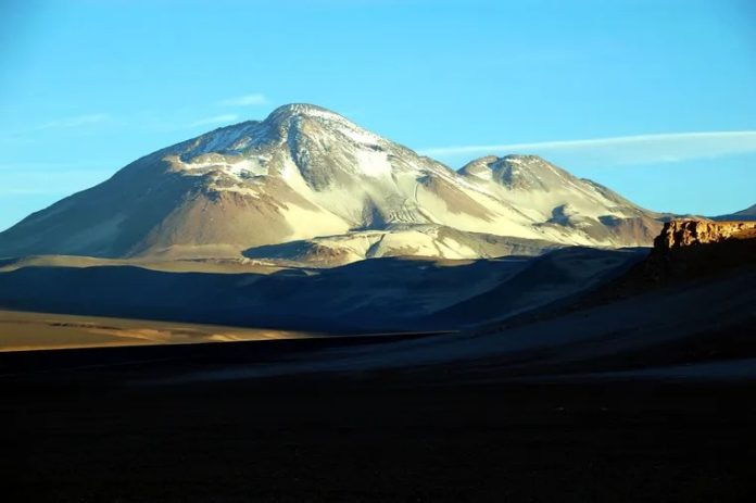 El Nevado Ojos del Salado es un estratovolcán activo, formado por capas alternas de lava y material piroclástico