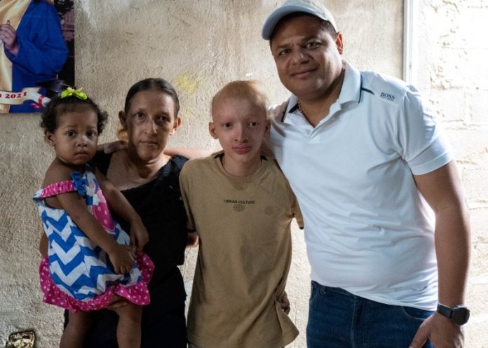 El alcalde Genaro Redondo junto a Yaneth Villadiego y sus hijos, una familia que hoy disfruta de una vivienda más segura y digna gracias al programa de mejoramientos. El alcalde Genaro Redondo junto a Yaneth Villadiego y sus hijos, una familia que hoy disfruta de una vivienda más segura y digna gracias al programa de mejoramientos.