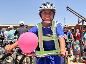 Un niño wayuu recibe con alegría su nueva bicicleta, una herramienta que cambiará su día a día.