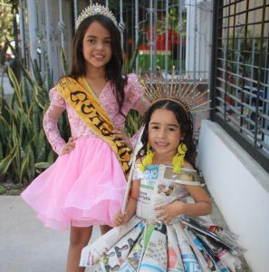 La reina disfrutó de las creativas representaciones de los niños que lucieron vestuarios elaborados con material reciclable, promoviendo la conciencia ambiental.