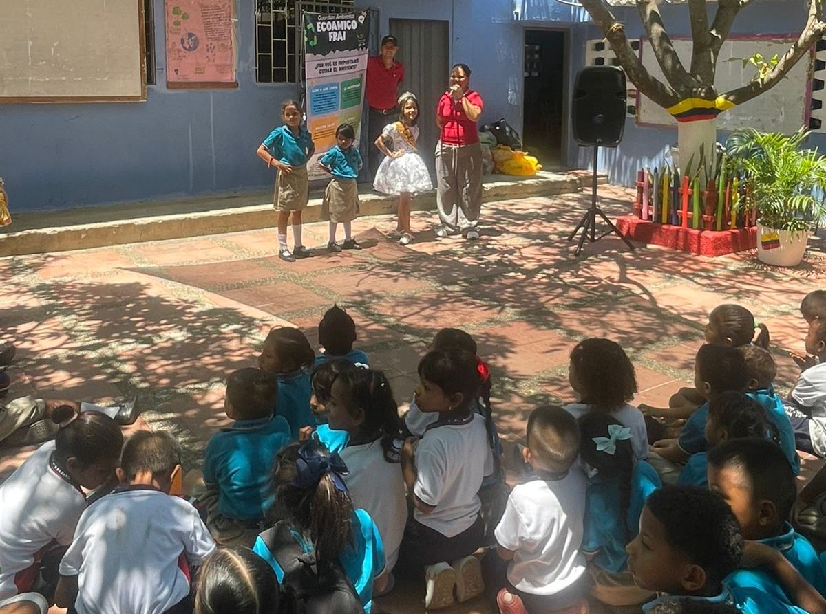 Con la misma energía, la soberana acompañó a los alumnos de la jornada de la tarde, quienes le ofrecieron una calurosa bienvenida en su día escolar.