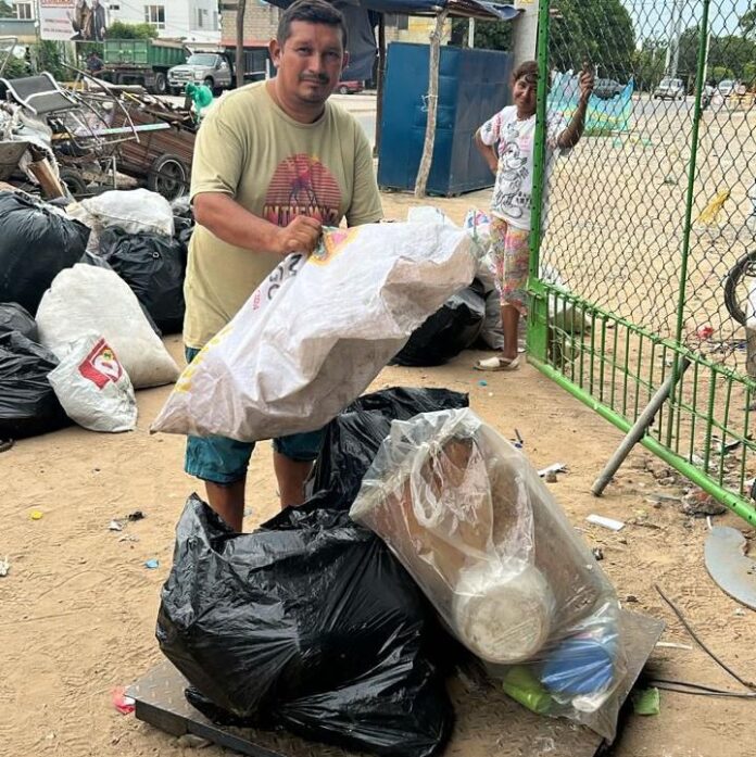 Un recuperador ambiental participa en la jornada de recolección de envases y empaques aprovechables en Riohacha, promoviendo la cultura del reciclaje y el cuidado del entorno.